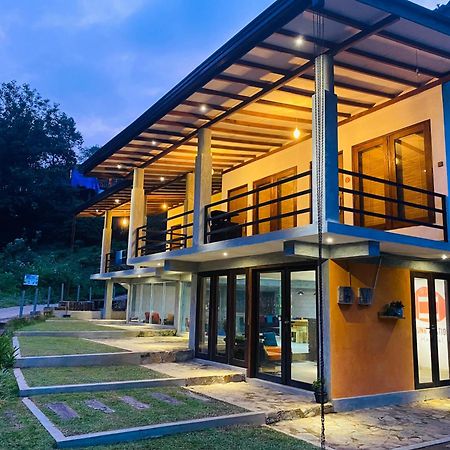 Bunk Station Hostel เอลลา ภายนอก รูปภาพ