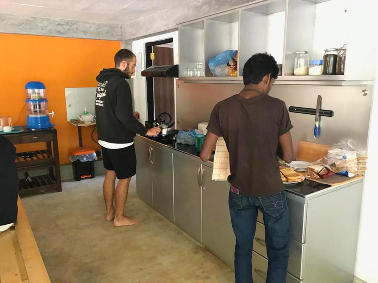 Bunk Station Hostel เอลลา ภายนอก รูปภาพ