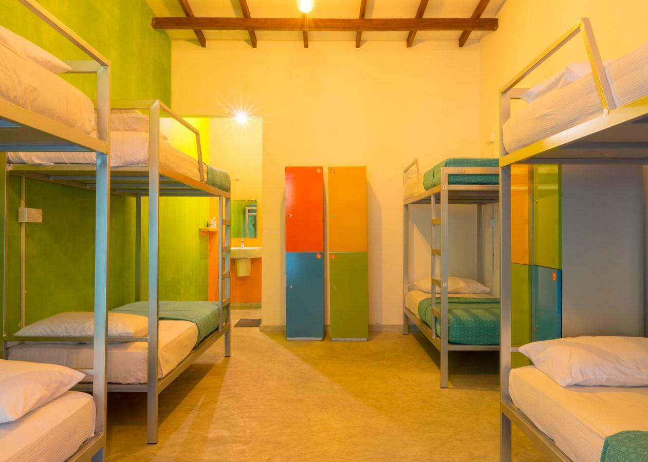 Bunk Station Hostel เอลลา ภายนอก รูปภาพ