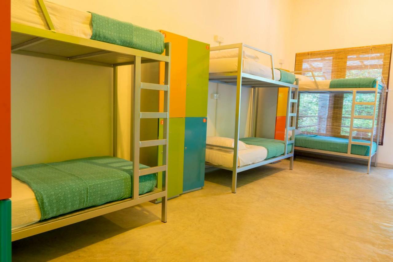 Bunk Station Hostel เอลลา ภายนอก รูปภาพ